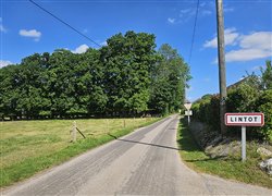 Entrée de la commune par la rue du Temple - Lintot